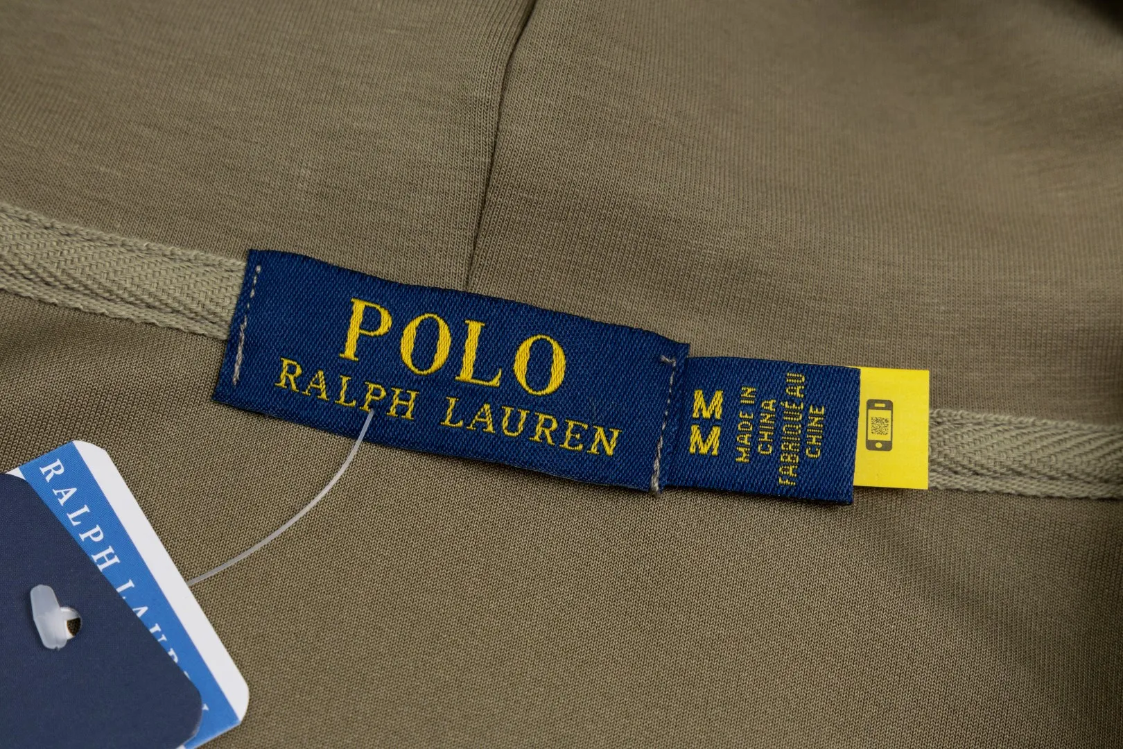 P236 #R95 Ralph Lauren/Ralph Lauren Twelve Color Pony🐎 Embroidered zipper cardigan jacket hooded sweatshirt This hooded sweatshirt is decorated with a simple style that represents Ralph Lauren. It is paired with a pony embroidery pattern, which is three-dimensional and full! The solid color fabric paired with exquisite embroidery instantly sets it off! Hooded sports design, loose and casual fit! The overall texture is very strong! Through the pictures, we can feel the thickness and texture of custom-woven and dyed threads. The workmanship is exquisite. They are shipped from major foreign trade factories. They are all made by masters with many years of experience. Everything is of high standards and requirements! Simple and versatile style ~ super delicate and soft, close to the body without being tied, all fabrics and accessories are original custom-made and of high quality! Perfectly reflects the brand’s sense of superiority! Standard cut, comfortable stretch, unrestricted movement! Highly practical, high-end and classy! Versatile style ~ can be paired with jeans or jogging pants. Ideal for transitioning from your morning commute to weekend events!  Color: Black with red label Black with white label Khaki Navy blue with red label Navy blue with white label White Light gray Dark gray Burgundy Army green Light blue Pink Size: S M L